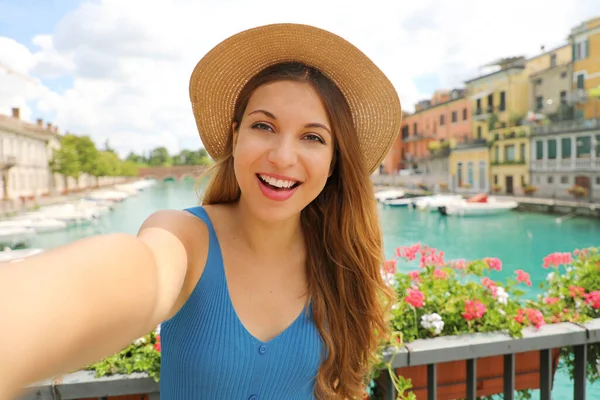 Mujer Turista Bastante Joven Toma Autorretrato Lago Garda Italia Hermosa — Foto de Stock