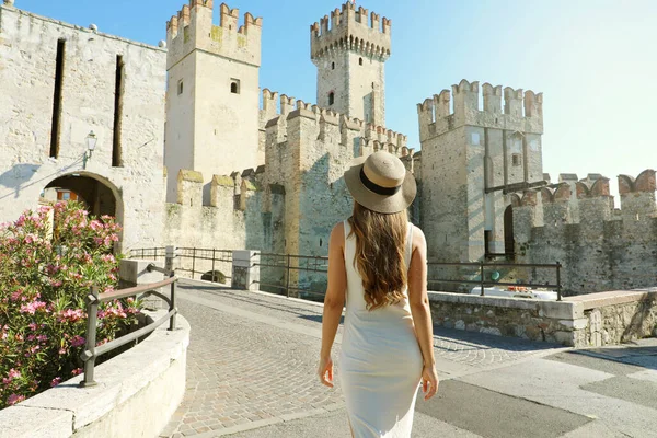 Viaje Pela Itália Visão Traseira Mulher Turista Andando Sirmione Direção — Fotografia de Stock