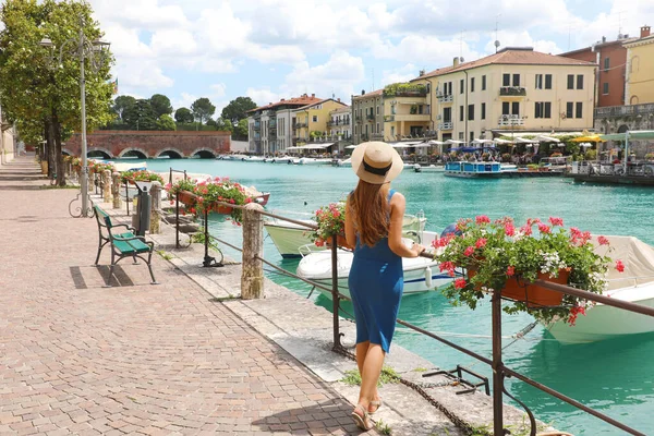 Talya Git Güzel Moda Kızının Garda Gölü Ziyaretinin Arka Manzarası — Stok fotoğraf