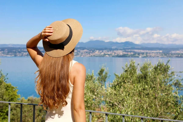 Vacker Turist Kvinna Med Hatt Njuter Utsikten Över Gardasjön Från — Stockfoto