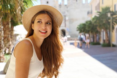 Avrupa 'yı ziyaret eden genç bir gezginin portresi. Güzel turist kız Sirmione, İtalya 'da tatilin tadını çıkarıyor..