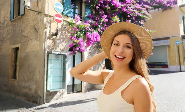 Close Jovem Turista Segurando Chapéu Visitando Sirmione Cidade Velha Florida — Fotografia de Stock