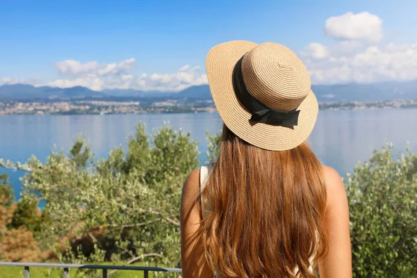 Attraktiv Turist Kvinna Med Hatt Njuter Utsikten Över Gardasjön Från — Stockfoto