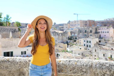 Matera, İtalya 'yı ziyaret eden neşeli turist kız.