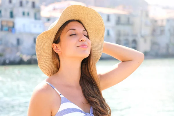 ビーチで太陽を楽しんで帽子をかぶった若い美しい女性を閉じます セファル シチリア島のリラックスした日光浴の休日 — ストック写真