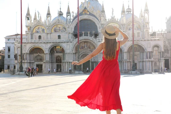 Праздники Венеции Вид Красивую Девушку Элегантном Красном Платье Танцующую Площади — стоковое фото
