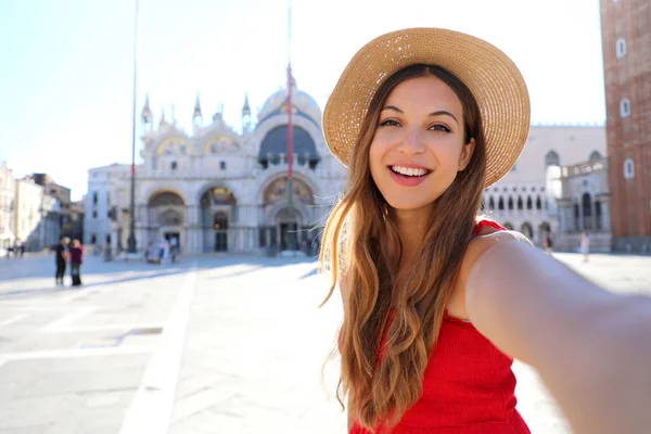 Venedik Yaz Tatilindeki Turist Kız Mark Meydanı Ndaki Ünlü Venedik — Stok fotoğraf
