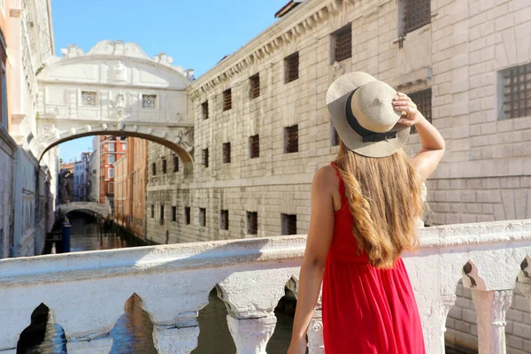 Путешествие Венецию Вид Красивую Девушку Элегантном Красном Платье Шляпе Смотрящую — стоковое фото