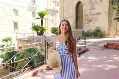 Güzel gülümseyen turist kadın İtalya 'nın Sicilya kentindeki eski Palermo kasabasını ziyaret ediyor.