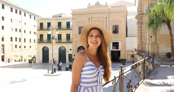 Güzel Gülümseyen Turist Kadın Talya Nın Sicilya Kentindeki Eski Palermo — Stok fotoğraf