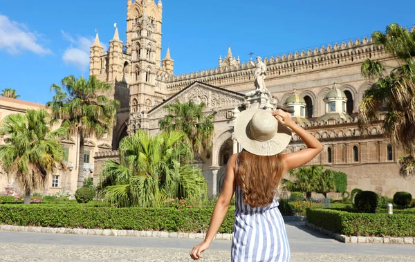 Hermosa Chica Visitando Catedral Palermo Sicilia Vacaciones Verano Italia — Foto de Stock