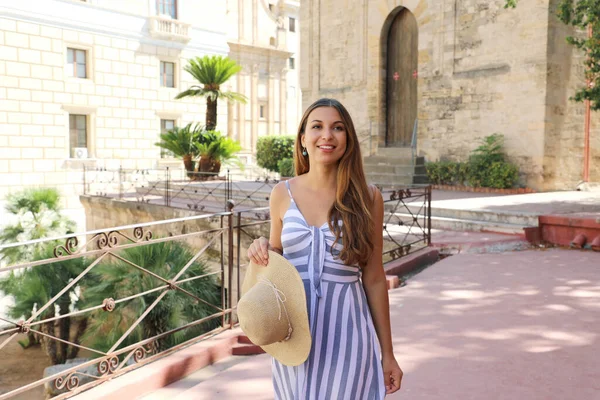 Vacker Leende Turist Kvinna Besöker Den Gamla Staden Palermo Sicilien — Stockfoto