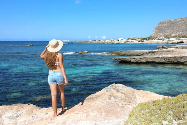 Vacker Resenärstjej Sicilien Ung Kvinna Njuter Semester Favignana Island Italien — Stockfoto