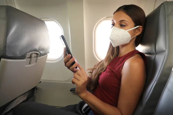 Covid 비행기에 Kn95 Ffp2 보호용 마스크를 착용하고 코로나 바이러스가 유행하는 — 스톡 사진