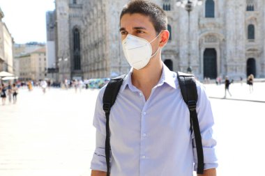 KOVID-19 KN95 FFP2 giyen genç iş adamı, İtalya, Milano 'da Coronavirus' un yayılması için maske takıyor.