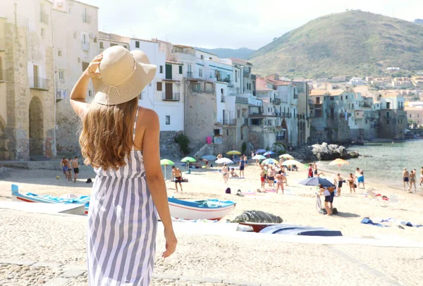 Italian Summer Back View Young Woman Goes Beach Old Town — Stock Photo, Image