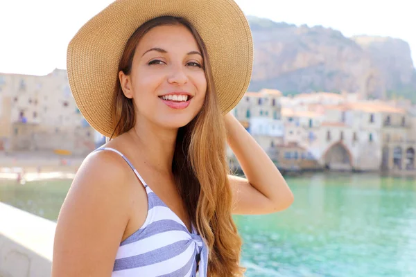 Akdeniz seyahatinde eğlenen güzel bir kadının portresi. Gülümseyen gezgin kız Cefalu, Sicilya, İtalya 'da yaz tatilinin tadını çıkarıyor..