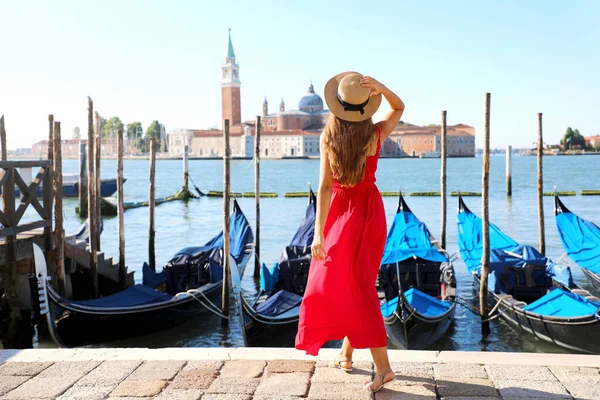 Zadní Pohled Krásné Dívky Červených Šatech Procházky Benátkách Gondolami Ukotvené — Stock fotografie