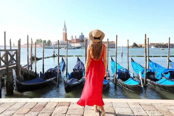 Vacaciones Venecia Vista Trasera Hermosa Chica Vestido Rojo Disfrutando Vista —  Fotos de Stock