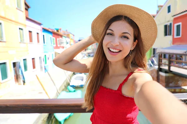 Jonge Toeristische Vrouw Maakt Selfie Foto Zomervakantie Burano Oude Stad — Stockfoto