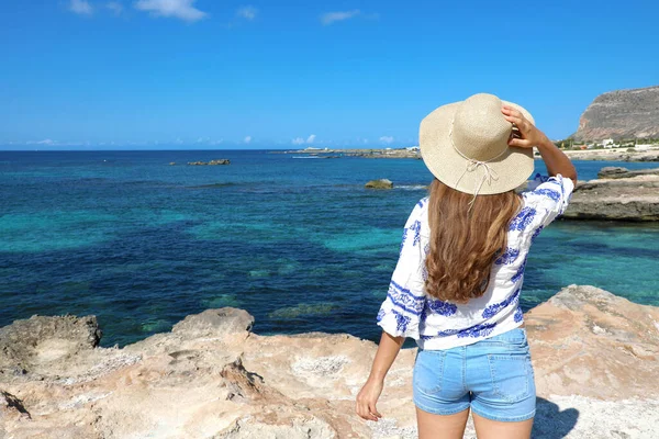 Vacker Resenärstjej Sicilien Ung Kvinna Njuter Semester Favignana Island Italien — Stockfoto
