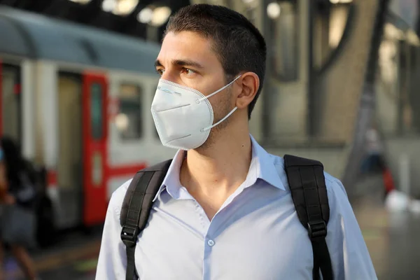 Portrait Man Waiting Train Kn95 Ffp2 Protective Mask Train Station — Stock Photo, Image