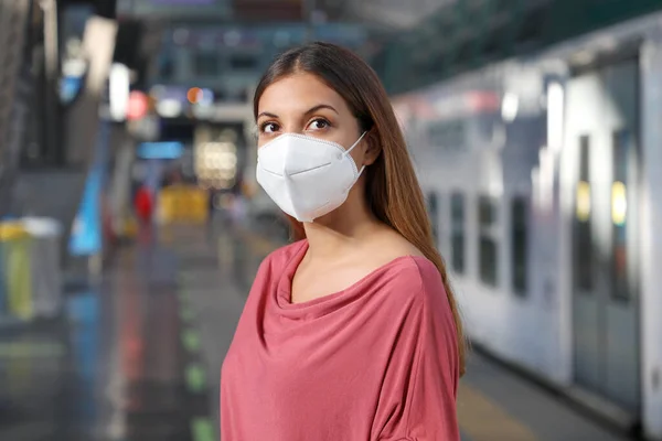 Retrato Mujer Casual Esperando Metro Tren Con Máscara Protectora Kn95 — Foto de Stock