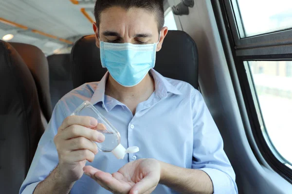 대중교통을 안전하게 이용하 십시오 외과용 마스크를 소독용 사용하는 사업가 보호용 — 스톡 사진