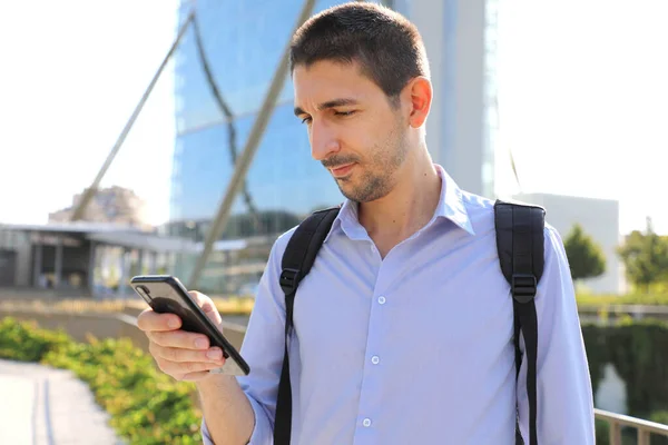 Mladý Podnikatel Kontroluje Svůj Mobilní Telefon Moderním Městě — Stock fotografie