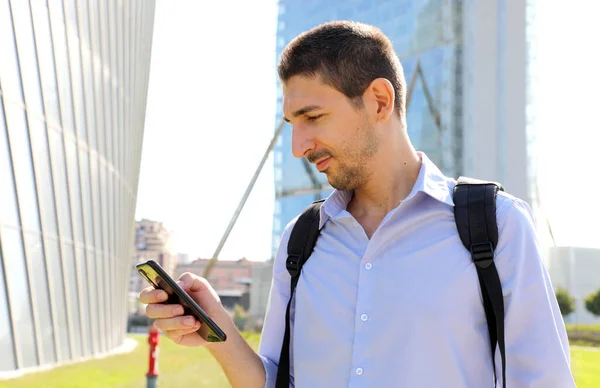 Mladý Podnikatel Kontroluje Svůj Mobilní Telefon Moderním Městě — Stock fotografie