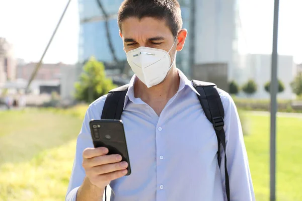 Covid Young Business Man Wearing Kn95 Protective Mask Using Smartphone — Stock Photo, Image