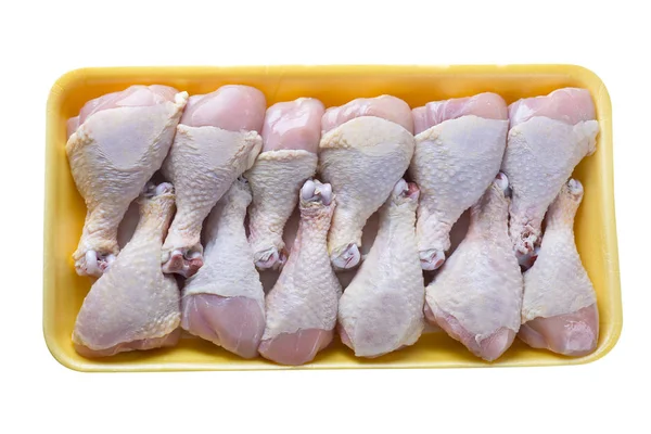 Patas Pollo Crudas Bandeja Plástico Amarillo Aisladas Sobre Fondo Blanco — Foto de Stock