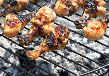 Izgarada pişirme tavuk sopaları