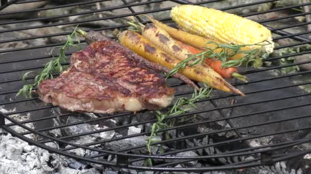 Filete Hueso Con Verduras Cocinando Fuego — Vídeo de stock