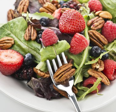 Salata yaprakları çilek ve fıstık ile kadar yakın bahar