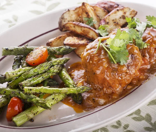 Salisbury Steak Patties Roasted Asparagus Tomatoes Potatoes — Stock Photo, Image