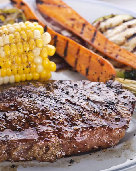 Bistecca Manzo Con Verdure Alla Griglia Vicino — Foto Stock