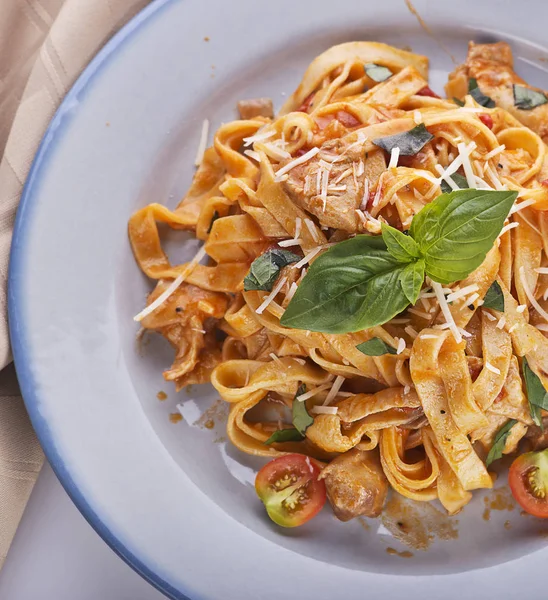 Pasta Fettuccina Con Pollo Verdure Vista Dall Alto — Foto Stock