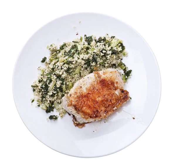 Fried Chicken Borst Quinoa Salade Geïsoleerd Witte Achtergrond — Stockfoto