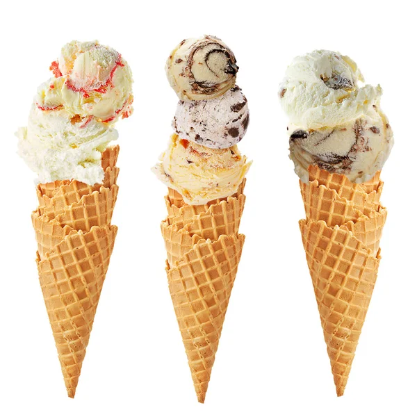Разнообразие Шариков Мороженого Конусах Шоколадом Ванилью Клубникой Изолированы Белом Фоне — стоковое фото