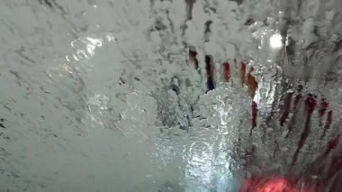 Otomatik oto yıkama görünümünden arabanın içinde