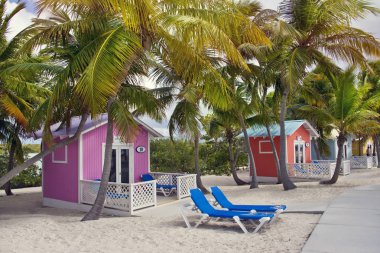 Prenses Cays, Bahama Adaları-8 Ocak, 2019.Colorful cabanas ve şezlong tropikal Adası