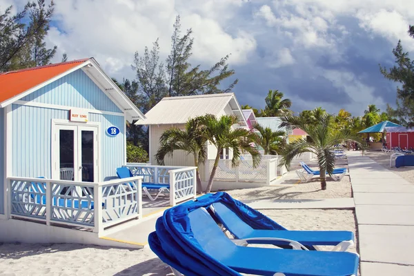 Princess Cays Bahama Islands Janeiro 2019 Cabanas Coloridas Espreguiçadeiras Ilha — Fotografia de Stock