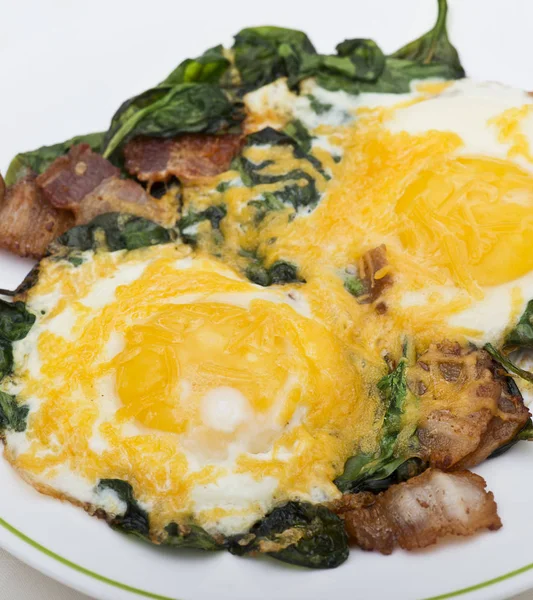 Keto 吃早餐 包括鸡蛋 菠菜和熏肉 低碳水化合物高脂肪早餐 — 图库照片