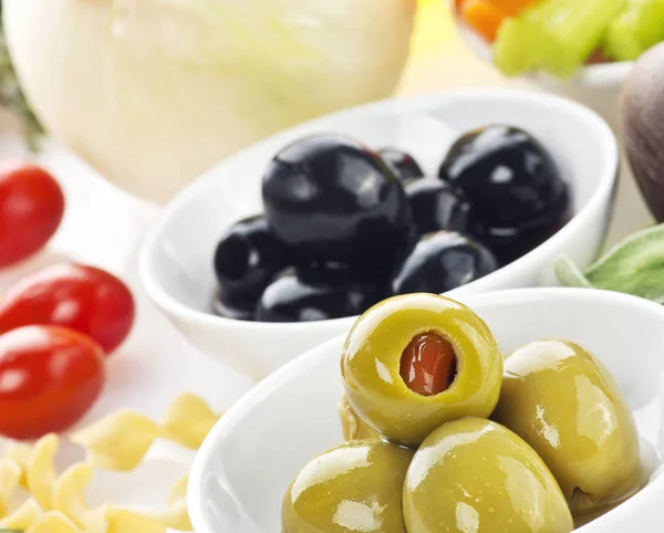 Grüne Und Schwarze Oliven Mit Nudeln Und Gemüse Aus Nächster — Stockfoto