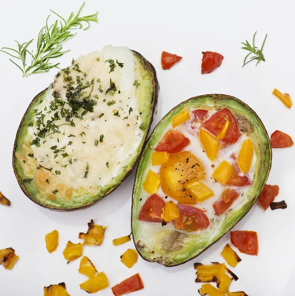 Gebakken Avocado Met Eieren Kaas Groenten Geïsoleerd Witte Achtergrond — Stockfoto