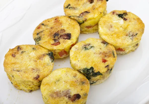 Egg Muffins Spinach Bacon Cheese Tomatoes White Plate — Stock Photo, Image