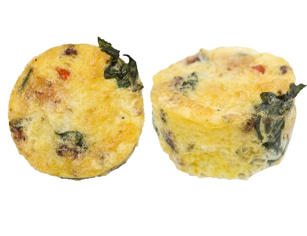 Eiermuffins Mit Spinat Speck Käse Und Tomaten Isoliert Auf Weiß — Stockfoto