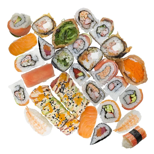 Beyaz arka plan üzerinde izole suşi rulo ürün çeşitliliği