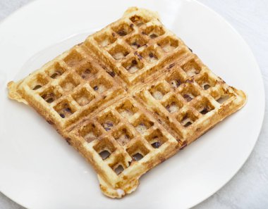 Beyaz tabakta ev yapımı kare belçika waffle
